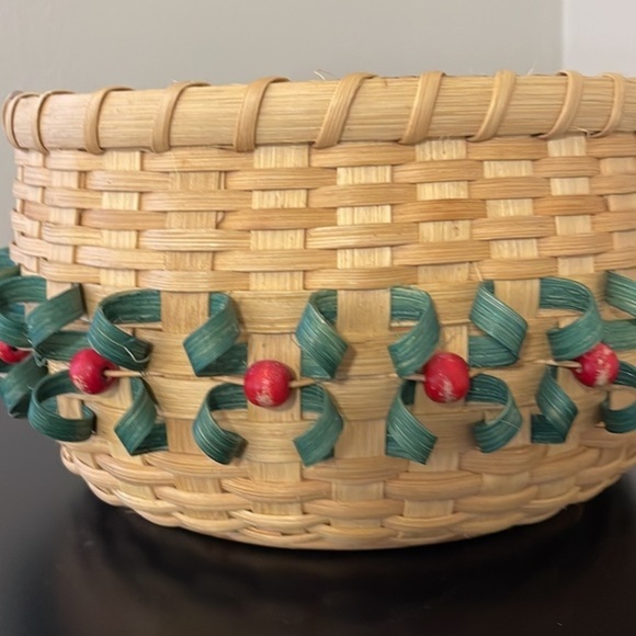 Handwoven, Limited, Signed and Hand-numbered, Christmas Holly Basket - Picture 2 of 5